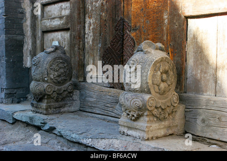 Une paire de Sculpté en pierre Mendun gardant la porte d'un Hutong courtyard House, Beijing, Chine Banque D'Images