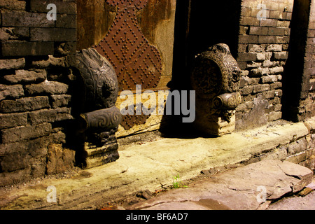 Une paire de Sculpté en pierre Mendun gardant la porte d'un Hutong courtyard House, Beijing, Chine Banque D'Images