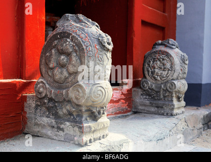 Une paire de Sculpté en pierre Mendun gardant la porte d'un Hutong courtyard House, Beijing, Chine Banque D'Images