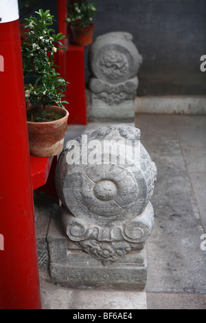 Une paire de Sculpté en pierre Mendun gardant la porte d'un Hutong courtyard House, Beijing, Chine Banque D'Images