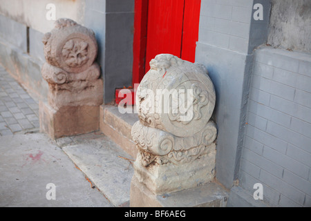 Une paire de Sculpté en pierre Mendun gardant la porte d'un Hutong courtyard House, Beijing, Chine Banque D'Images