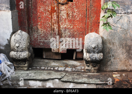 Une paire de Sculpté en pierre Mendun gardant la porte d'un Hutong courtyard House, Beijing, Chine Banque D'Images