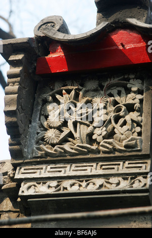 Décorées avec du pignon en brique élaborée carving dans un hutong courtyard House, Beijing, Chine Banque D'Images