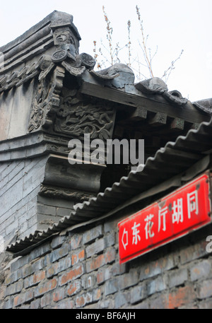 Décorées avec du pignon en brique élaborée carving dans un hutong courtyard House, Beijing, Chine Banque D'Images