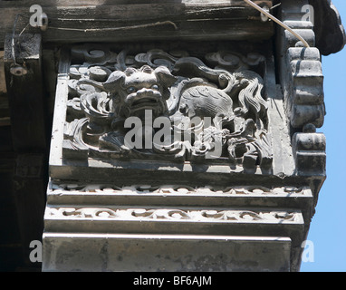 Décorées avec du pignon en brique élaborée carving dans un hutong courtyard House, Beijing, Chine Banque D'Images