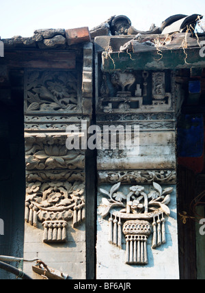 Décorées avec du pignon en brique élaborée carving dans un hutong courtyard House, Beijing, Chine Banque D'Images