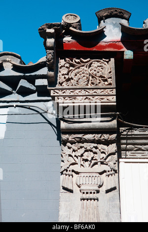 Décorées avec du pignon en brique élaborée carving dans un hutong courtyard House, Beijing, Chine Banque D'Images