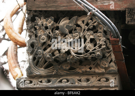 Décorées avec du pignon en brique élaborée carving dans un hutong courtyard House, Beijing, Chine Banque D'Images