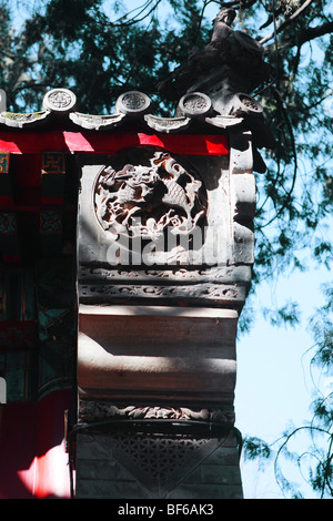 Décorées avec du pignon en brique élaborée carving dans un hutong courtyard House, Beijing, Chine Banque D'Images