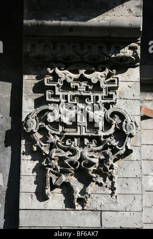 Décorées avec du pignon en brique élaborée carving dans un hutong courtyard House, Beijing, Chine Banque D'Images