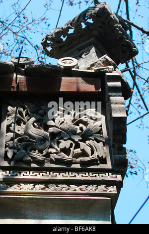 Décorées avec du pignon en brique élaborée carving dans un hutong courtyard House, Beijing, Chine Banque D'Images