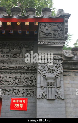 Décorées avec du pignon en brique élaborée carving dans un hutong courtyard House, Beijing, Chine Banque D'Images