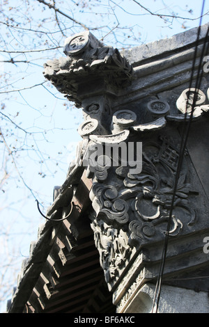 Décorées avec du pignon en brique élaborée carving dans un hutong courtyard House, Beijing, Chine Banque D'Images