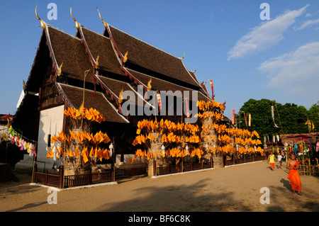 La Thaïlande, Chiang Mai ; Wat Phantao ; Wat décorée de drapeaux pour le Festival Kratong Loi Banque D'Images