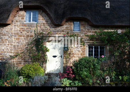 Rose Cottage, une chaumière faite d'ironstone locale, dans Great Tew, l'Oxfordshire. Banque D'Images