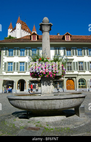 Ville de Thoune en Suisse. Vieille Fontaine à l'avant du bâtiment de l'ancien hôtel de ville Banque D'Images