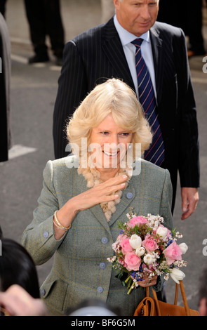 Ouverture de la boutique Highgrove à Tetbury (17 mars 2008) La Duchesse de Cornouailles quitte la boutique Banque D'Images