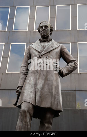 Statue de l'ingénieur Robert Stephenson en dehors de la gare de Euston, Londres, Angleterre, Royaume-Uni Banque D'Images