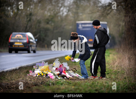 Un mémorial sur l'A429 au nord de Stow-on-the-Wold, Gloucestershire où un accident le 7 mars 2008 impliquant condamné Banque D'Images