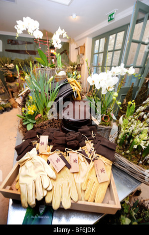 Gants de jardinage sur l'affichage à l'ouverture de la boutique Highgrove à Tetbury Mars 2008 Banque D'Images