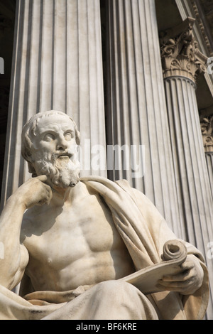 Statue du philosophe grec Hérodote en face des colonnes de l'édifice du Parlement, Vienne, Autriche Banque D'Images