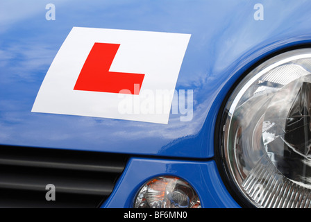 L plaque sur voiture - symbole d'un élève conducteur Banque D'Images