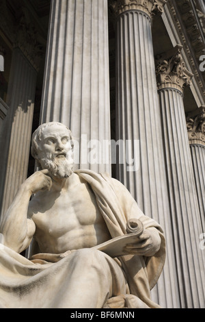Statue du philosophe grec Hérodote en face des colonnes de l'édifice du Parlement, Vienne, Autriche Banque D'Images