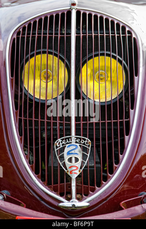 Peugeot 202 pick up, 50 ans, vétéran de voiture, chargé de tonneaux de vin barrique Banque D'Images