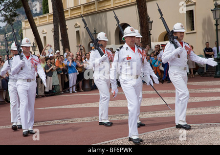 Parade, relève de la garde, Palais Ducal, Monaco, Cote d Azur, Provence, France Banque D'Images