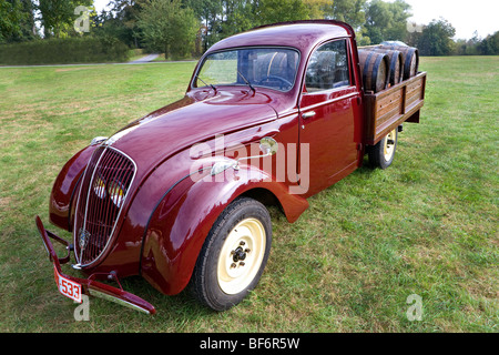 Peugeot 202 pick up, 50 ans, vétéran de voiture, chargé de tonneaux de vin barrique Banque D'Images