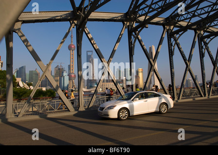 Le trafic sur le pont Waibaidu avec Pudong sur arrière-plan. Shanghai, Chine Banque D'Images