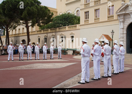 Parade, relève de la garde, Palais Ducal, Monaco, Cote d Azur, Provence, France Banque D'Images