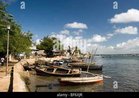 Vue côtière de bateaux et ville balnéaire - Île de Lamu, Kenya Banque D'Images