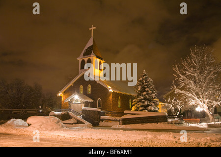 Notre Dame de Guadalupe l'Église catholique le soir de neige, dans la zone historique de Southside Flagstaff, Arizona, USA Banque D'Images