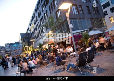 Bar Café Waranga à Kleiner Schlossplatz lieu à Stuttgart la nuit, Baden-Wurttemberg, Allemagne Banque D'Images