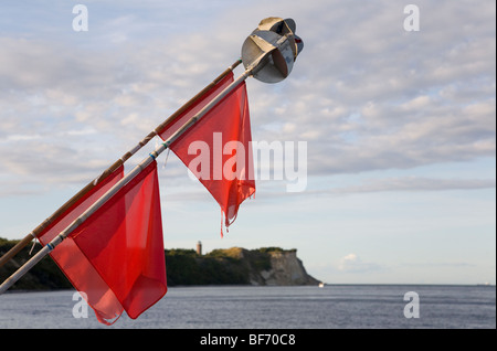 Drapeaux rouges d'un bateau de pêche dans l'île de Rugen, Vitt, Mecklembourg-Poméranie-Occidentale, Allemagne Banque D'Images