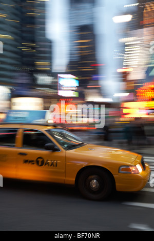 New York taxi en mouvement par Times Square, Manhattan, New York Banque D'Images