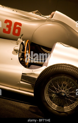 Les voitures de course célèbre appelé Silberpfeile au Musée Mercedes-Benz à Stuttgart, Bade-Wurtemberg, Allemagne Banque D'Images