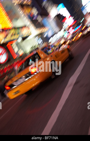 New York taxi en mouvement par Times Square, Manhattan, New York Banque D'Images