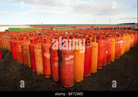 Forme triangulaire de centaines de bouteilles de GPL orange Banque D'Images