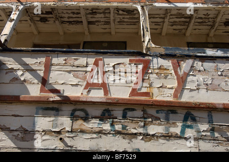 Peinture écaillée sur un vieux bateau à vapeur plaisir appelé 'Lazy Days' en attente de restauration dans un chantier naval en Grèce. Banque D'Images