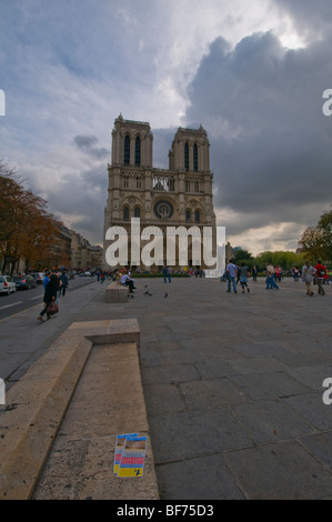 L'extérieur de la Cathédrale Notre Dame de Paris, France. Banque D'Images