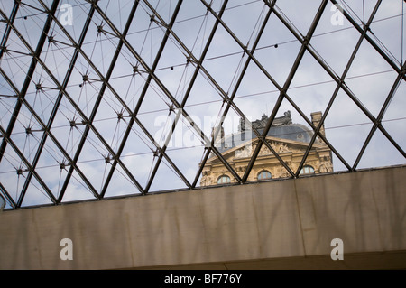 À la recherche de la pyramide de verre au Musée du Louvre vers le Palais Royal Banque D'Images