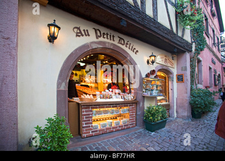 Sweet Shop alsacienne typique dans la rue principale de Riquewihr Alsace Haut-Rhin France. Lumière du soir. 099676 Alsace Banque D'Images