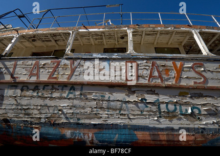 Peinture écaillée sur un vieux bateau à vapeur plaisir appelé 'Lazy Days' en attente de restauration dans un chantier naval en Grèce. Banque D'Images