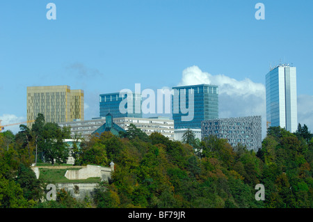 Vue sur la vallée de Grund à Luxembourg à l'égard de l'UE bâtiments européens à Luxembourg-ville - quartier du Kirchberg Banque D'Images