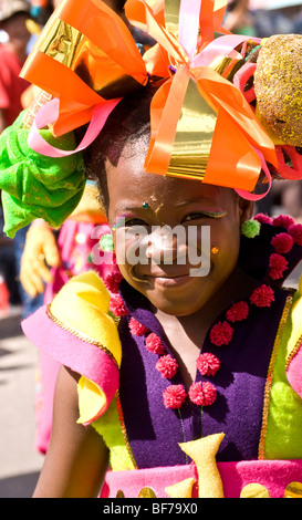 Petite fille ayant beaucoup de plaisir à le défilé du carnaval, Curacao Banque D'Images