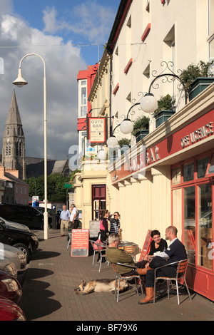 Bar les gars à Clifden ; café de la chaussée et de pub à Clifden, le Connemara, Irlande Banque D'Images