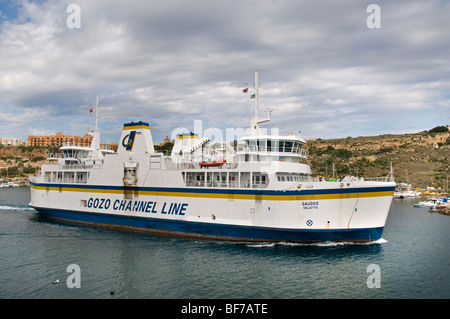 Port de Mgarr Gozo Ferry Malte Méditerranée Cozo Ligne Canal Banque D'Images