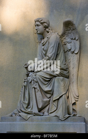 Bas-relief sculpture d'un Ange tenant une fleur. Banque D'Images